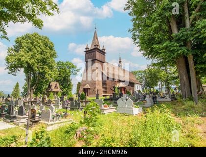 Orawka, Pologne - achevée en 1650, l'église Jean-Baptiste est l'une des plus belles églises en bois du sud de la Pologne Banque D'Images