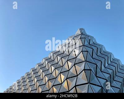 Parking à plusieurs étages à l'Université de Leeds.Revêtement de façade de panneau perforé en maille de métal Kirkstone.Architecte Carey Jones et Construction Wates Group Banque D'Images