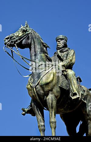 Statue équestre de Guiseppe Garibaldi devant le Teatro Carol Felice sur la Piazza de Ferrari, Gênes, Italie Gênes, Gênes, Italie,Italien. Banque D'Images