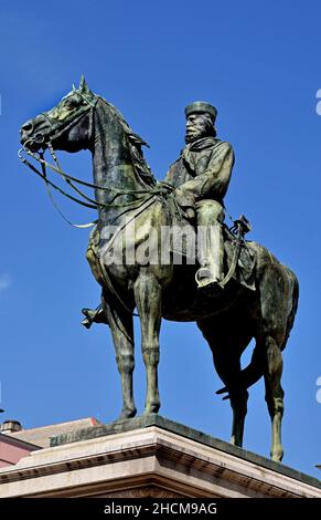 Statue équestre de Guiseppe Garibaldi devant le Teatro Carol Felice sur la Piazza de Ferrari, Gênes, Italie Gênes, Gênes, Italie,Italien. Banque D'Images