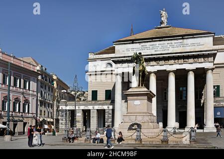 Statue équestre de Guiseppe Garibaldi devant le Teatro Carol Felice sur la Piazza de Ferrari, Gênes, Italie Gênes, Gênes, Italie,Italien. Banque D'Images