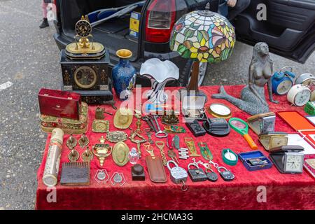 Belgrade, Serbie - 25 décembre 2021: Lampes en laiton vases horloges à vendre au marché aux puces Bubanj Potok. Banque D'Images