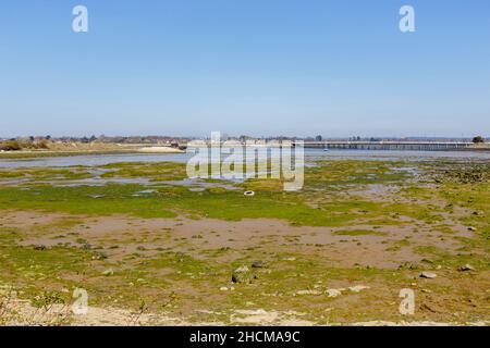 Vue sur Chichester Harbour et le pont Langstone Road jusqu'à Hayling Island sur le Solent, dans le sud de l'Angleterre, Hampshire, Royaume-Uni, par une journée ensoleillée Banque D'Images