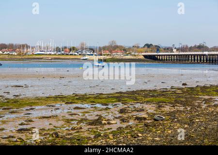 Vue sur Chichester Harbour et le pont Langstone Road jusqu'à Hayling Island sur le Solent, dans le sud de l'Angleterre, Hampshire, Royaume-Uni Banque D'Images