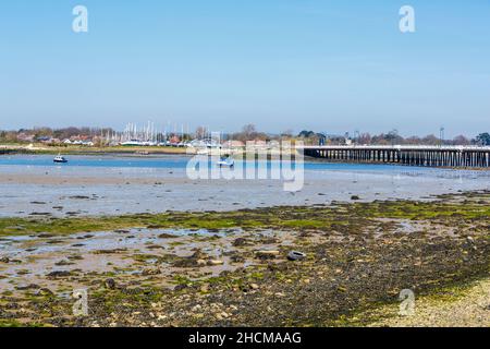 Vue sur le port de Chichester et le pont Langstone et Sailing Club and Road jusqu'à l'île de Hayling sur le Solent, dans le sud de l'Angleterre, Hampshire, Royaume-Uni Banque D'Images