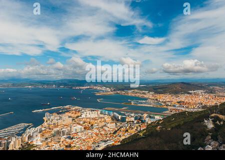 La ville et le port de Gibraltar ont vue depuis le rocher Banque D'Images