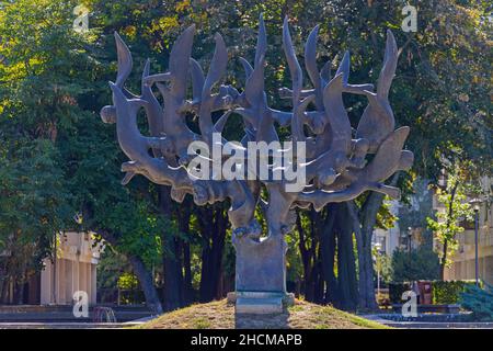 Belgrade, Serbie - 05 octobre 2021 : Menorah en flammes Monument aux victimes juives de la Seconde Guerre mondiale du génocide nazi à la promenade du Danube dans le Vieux Belgrade. Banque D'Images