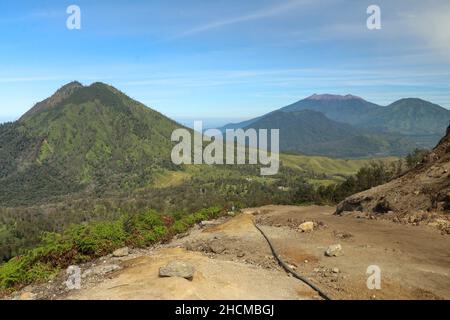 Vue sur le paysage du mont Raung vue depuis le mont Ijen, Banyuwangi, East Java, Indonésie.Les magnifiques paysages du Mont Raung entourent les nuages Banque D'Images