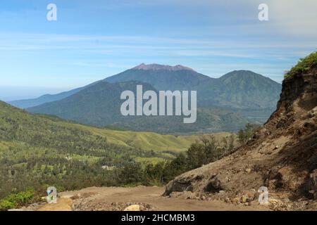 Vue sur le paysage du mont Raung vue depuis le mont Ijen, Banyuwangi, East Java, Indonésie.Les magnifiques paysages du Mont Raung entourent les nuages Banque D'Images