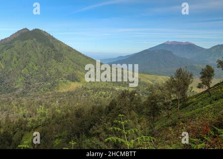 Vue sur le paysage du mont Raung vue depuis le mont Ijen, Banyuwangi, East Java, Indonésie.Les magnifiques paysages du Mont Raung entourent les nuages Banque D'Images