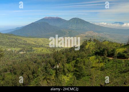 Vue sur le paysage du mont Raung vue depuis le mont Ijen, Banyuwangi, East Java, Indonésie.Les magnifiques paysages du Mont Raung entourent les nuages Banque D'Images