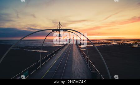 Vue panoramique sur la jetée de Southport au coucher du soleil avec paysage pittoresque et personne.Destination de voyage romantique Royaume-Uni Banque D'Images