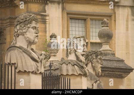 Des têtes d'empereur ou de philosophe sculptées autour du Sheldonian Theatre d'Oxford Angleterre Banque D'Images