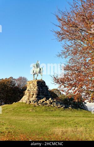 La statue équestre de Copper Horse du roi George troisième sur Snow Hill dans le grand parc de Windsor, lors d'une journée hivernale ensoleillée, Berkshire Angleterre Royaume-Uni Banque D'Images