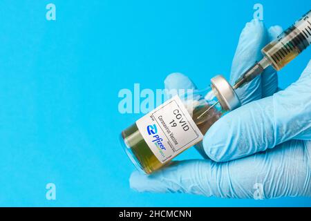 Izmir, Turquie - novembre 18 2020 : concept et contexte du vaccin contre le coronavirus. Nouveau vaccin pfizer et biontech isolés sur fond bleu. Covid-19, 2 Banque D'Images