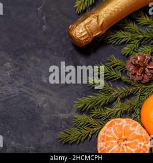 Composition de Noël avec mandarines sur fond noir, avec branche d'épinette verte.Photo carrée Banque D'Images