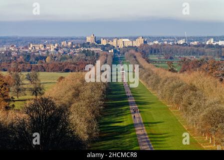 La longue promenade en direction du château de Windsor vue de Snow Hill par une belle journée d'hiver, Windsor Great Park Berkshire Angleterre Royaume-Uni Banque D'Images