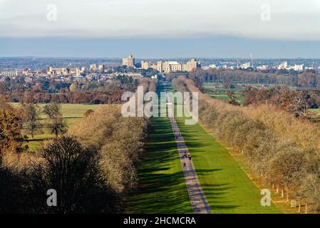 La longue promenade en direction du château de Windsor vue de Snow Hill par une belle journée d'hiver, Windsor Great Park Berkshire Angleterre Royaume-Uni Banque D'Images