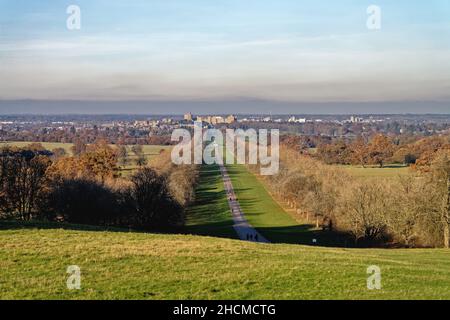 La longue promenade en direction du château de Windsor vue de Snow Hill par une belle journée d'hiver, Windsor Great Park Berkshire Angleterre Royaume-Uni Banque D'Images