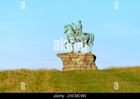 La statue équestre de Copper Horse du roi George troisième sur Snow Hill dans le grand parc de Windsor, lors d'une journée hivernale ensoleillée, Berkshire Angleterre Royaume-Uni Banque D'Images