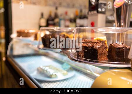 Des brownies frais dans le café confortable Banque D'Images
