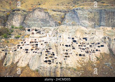 Gros plan des grottes de Vardzia d'un point de vue aérodynamique. Banque D'Images