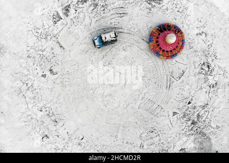 Harbin, province chinoise de Heilongjiang.30th décembre 2021.La photo aérienne montre aux touristes s'amuser sur la rivière Songhua gelée dans un parc à thème de glace-neige à Harbin, dans la province de Heilongjiang, au nord-est de la Chine, le 30 décembre 2021.Credit: Zhang Tao/Xinhua/Alay Live News Banque D'Images