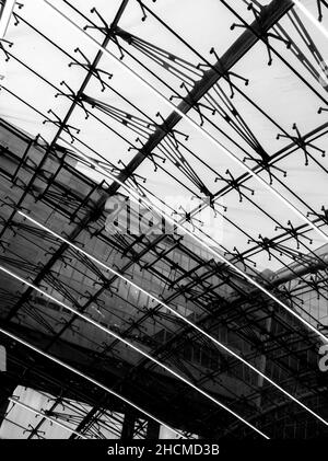 Vue verticale en niveaux de gris du toit de l'aéroport de Francfort en Allemagne Banque D'Images