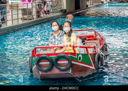 Singapour 19th décembre 2021 : les touristes apprécient les promenades EN SAMPAN dans le centre commercial de Marina Bay Sands. Banque D'Images