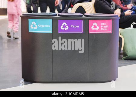 Concept de recyclage des déchets.Récipients pour métal, verre, papier, plastique, organique pour le traitement ultérieur des ordures.Collecte séparée des ordures dans le centre commercial. Banque D'Images