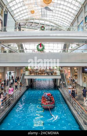 Singapour 19th décembre 2021 : les touristes apprécient les promenades EN SAMPAN dans le centre commercial de Marina Bay Sands. Banque D'Images