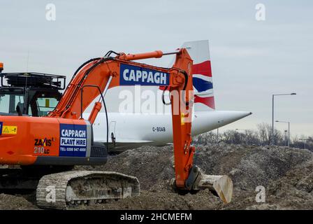 British Airways aérospatiale/bac Concorde G-BOAB garé dans une zone de stockage derrière le hangar de maintenance BA à l'aéroport de Londres Heathrow, Royaume-Uni.A pris sa retraite en 2000 Banque D'Images