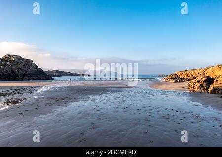 La magnifique baie de Cloughglass et la plage de Burtonport dans le comté de Donegal - Irlande. Banque D'Images
