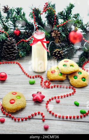 Cuisson de Noël.Pâte de gingembre pour pain d'épice, hommes de pain d'épice, étoiles, arbres de Noël, rollPIN,farine.Sur la table en marbre blanc de la cuisine Banque D'Images