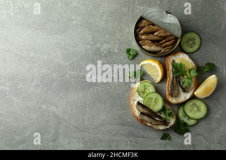 Concept de délicieux en-cas avec sandwichs aux crarats sur fond gris texturé Banque D'Images