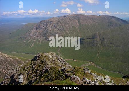 Beinn Mhic Chasgaig vue depuis la crête du sommet de Buchaille Etive Mor, Glencoe, Écosse Banque D'Images