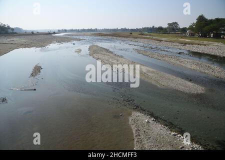 Rivière Murti au nord de Dhupjhora dans le parc national de Gorumara.Jalpaiguri, Bengale-Occidental, Inde. Banque D'Images