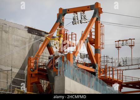 Braila, Roumanie - 26 août 2021 : chantier du pont de Braila, pont sur le Danube entre Braila et la rive opposée du Riv Banque D'Images