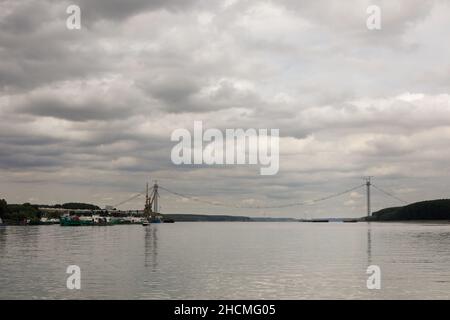 Braila, Roumanie - 26 août 2021 : chantier du pont de Braila, pont sur le Danube entre Braila et la rive opposée du Riv Banque D'Images