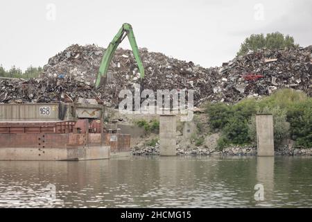 Braila, Roumanie - 26 août 2021 : grattage de métal sur les rives du Danube. Banque D'Images