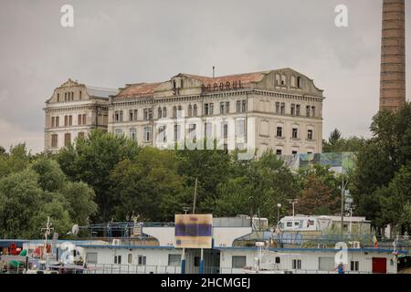 Braila, Roumanie - 26 août 2021 : ancien bâtiment sur les quais du port de Braila, sur les rives du Danube. Banque D'Images