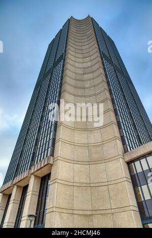 Le bâtiment James Monroe, le gratte-ciel le plus haut de Richmond, est en pleine démolition alors que le gouvernement de l'État envisage de moderniser ses bureaux. Banque D'Images