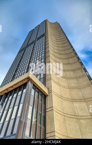 Le bâtiment James Monroe, le gratte-ciel le plus haut de Richmond, est en pleine démolition alors que le gouvernement de l'État envisage de moderniser ses bureaux. Banque D'Images