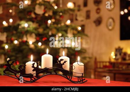 Décoration de table de Noël avec quatre bougies de l'Avent dans la salle de Noël Banque D'Images