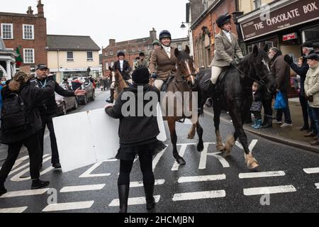 Bungay, Suffolk, Royaume-Uni.27th décembre 2021.Photo : les militants des droits des animaux tentent de bloquer les membres de la chasse qui sillonne les rues de Bungay. Banque D'Images