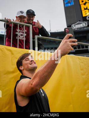 30 décembre 2021 : South Carolina Gamecocks Tight End Nick Muse (9) pose pour une photo avec des fans avant le début de la Mayo Classic 2021 du Duc au stade Bank of America à Charlotte, en Caroline du Nord.Rusty Jones/Cal Sport Media Banque D'Images