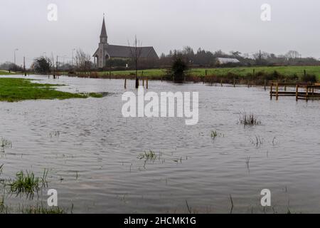 Caheragh, West Cork, Irlande.30th décembre 2021.De fortes pluies torrentielles qui tombent aujourd'hui ont conduit à des inondations de routes et de champs à Caheragh, dans l'ouest de Cork.Les comtés de Cork et Kerry sont actuellement sous un avertissement météo jaune met Eireann pour la pluie jusqu'à 5am demain.Crédit : AG News/Alay Live News Banque D'Images