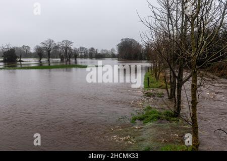 Caheragh, West Cork, Irlande.30th décembre 2021.De fortes pluies torrentielles qui tombent aujourd'hui ont conduit à des inondations de routes et de champs à Caheragh, dans l'ouest de Cork.Les comtés de Cork et Kerry sont actuellement sous un avertissement météo jaune met Eireann pour la pluie jusqu'à 5am demain.Crédit : AG News/Alay Live News Banque D'Images