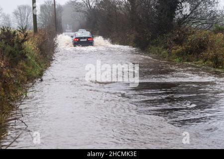 Caheragh, West Cork, Irlande.30th décembre 2021.De fortes pluies torrentielles qui tombent aujourd'hui ont conduit à des inondations de routes et de champs à Caheragh, dans l'ouest de Cork.Les comtés de Cork et Kerry sont actuellement sous un avertissement météo jaune met Eireann pour la pluie jusqu'à 5am demain.Crédit : AG News/Alay Live News Banque D'Images