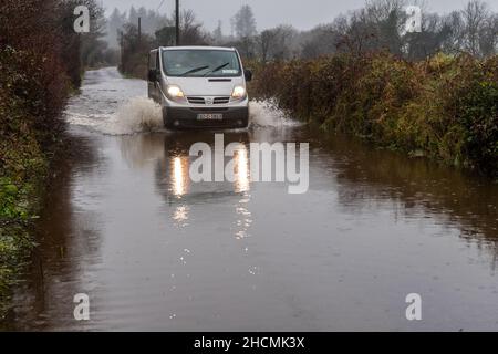 Caheragh, West Cork, Irlande.30th décembre 2021.De fortes pluies torrentielles qui tombent aujourd'hui ont conduit à des inondations de routes et de champs à Caheragh, dans l'ouest de Cork.Les comtés de Cork et Kerry sont actuellement sous un avertissement météo jaune met Eireann pour la pluie jusqu'à 5am demain.Crédit : AG News/Alay Live News Banque D'Images